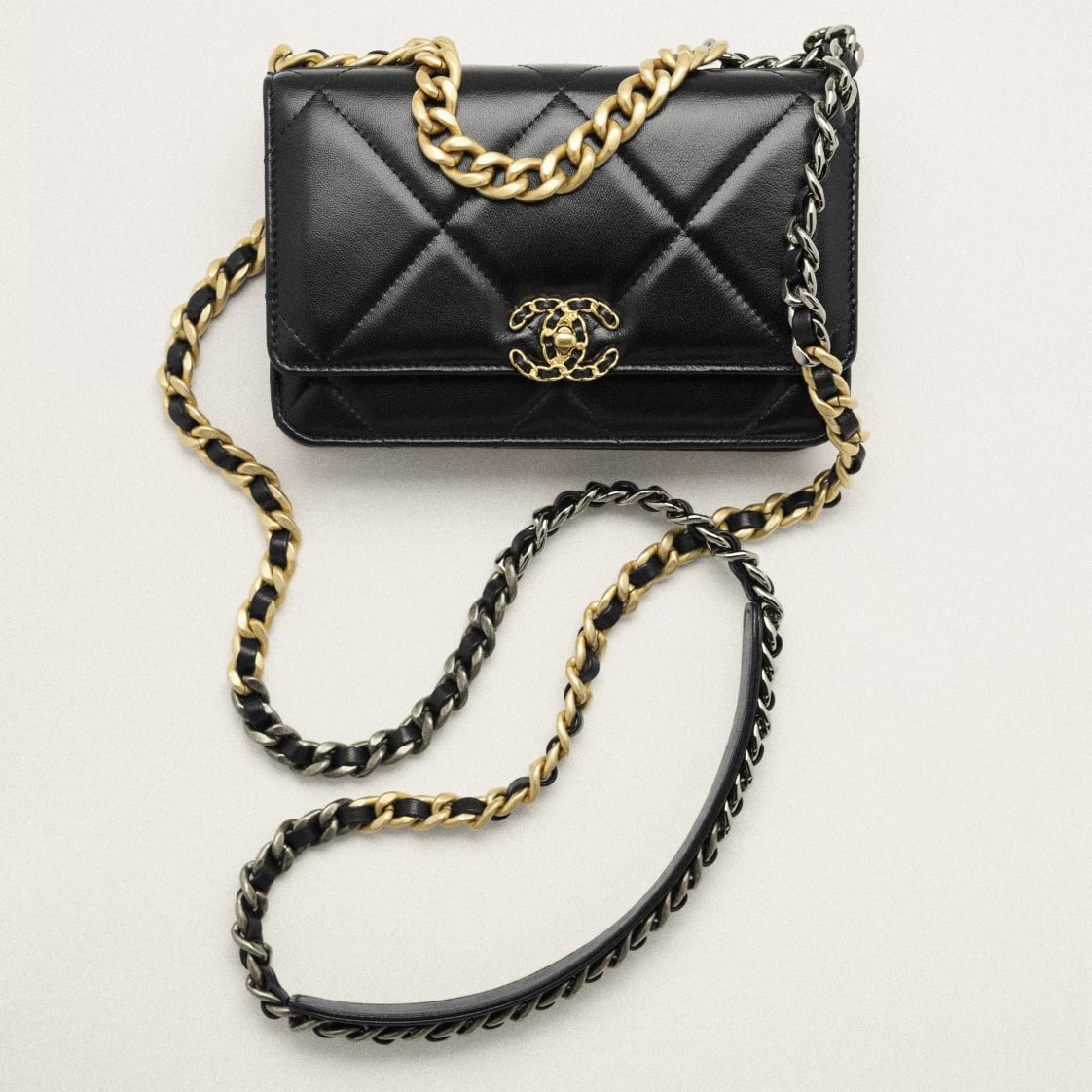 19 WALLET ON CHAIN, BLACK