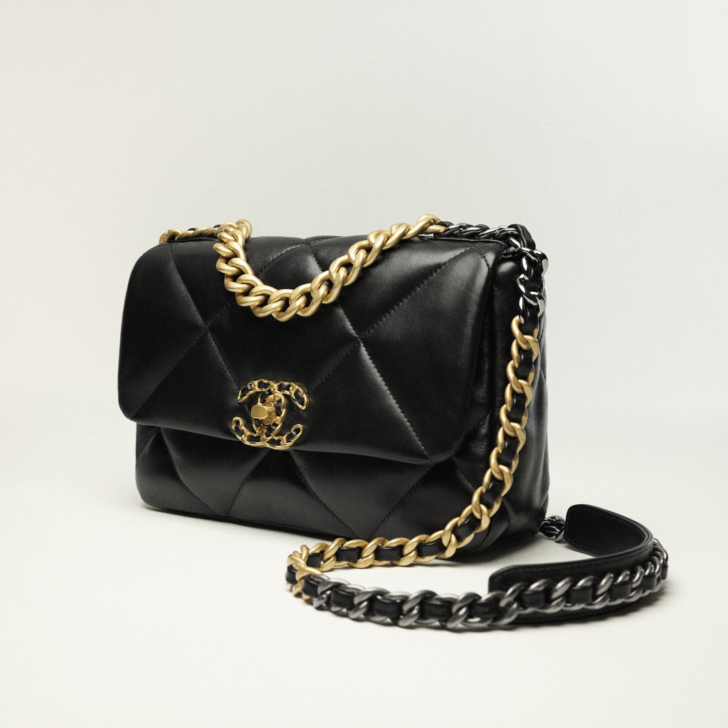 19 HANDBAG, BLACK